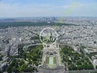 Le_palais_Chaillot_et_la_Défense,_vu_du_troisième_étage_(Paris) (1).webp